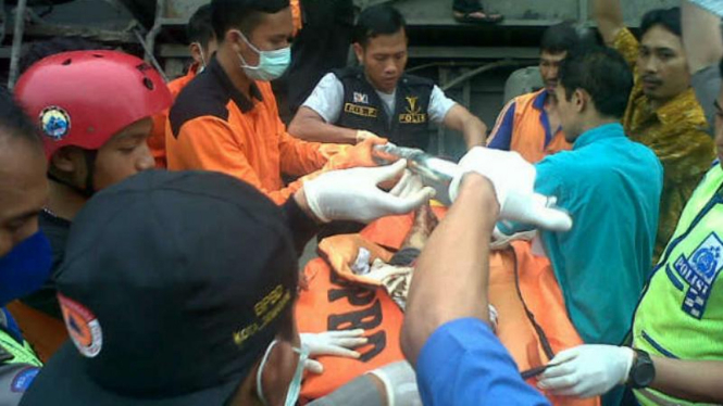 Proses evakuasi penumpang bus Sang Engon yang terbalik di tol Semarang