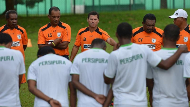 Pelatih Persipura Jayapura, Osvaldo Lessa (oranye/tengah)