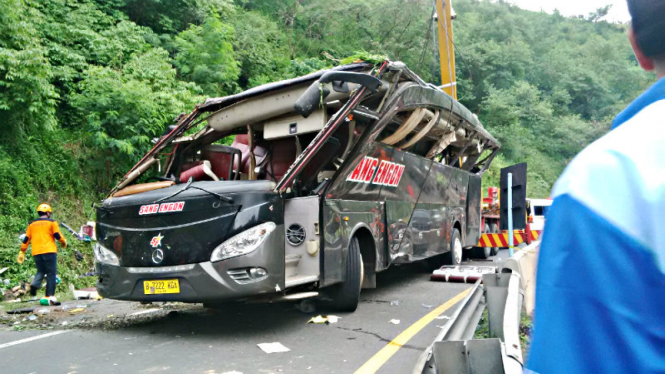 Bus Sang Engon yang terguling di Semarang