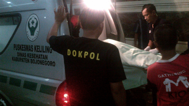 Jenazah korban bus Semarang dimasukkan ke dalam ambulans