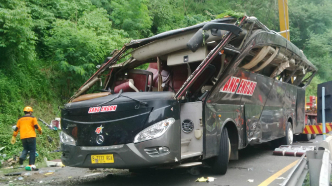Bus Sang Engon bernopol B 7222 KGA, ringsek dalam kecelakaan di tol Semarang