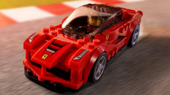 Mainan Lego berbentuk mobil Ferrari