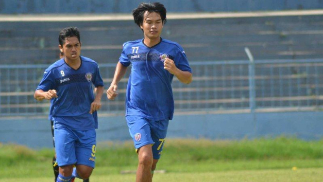 Juan Revi (kanan) saat membela Arema FC.