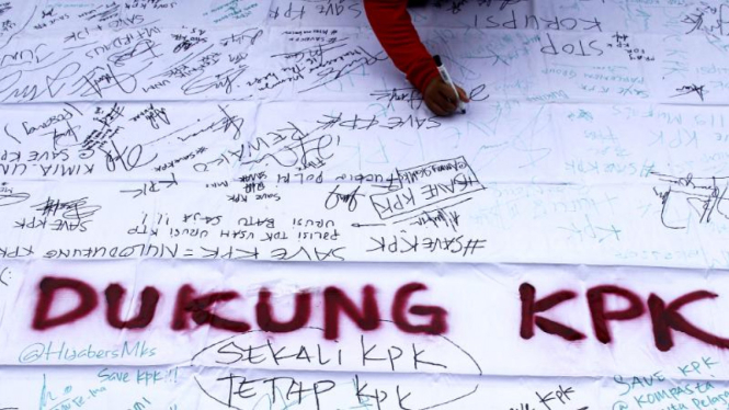 Warga menandatangani kain putih untuk mendukung KPK di Makasar (22/2/2015)