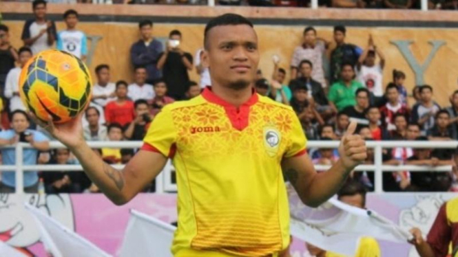 Pemain Sriwijaya FC, Ferdinand Sinaga, ketika diperkenalkan.