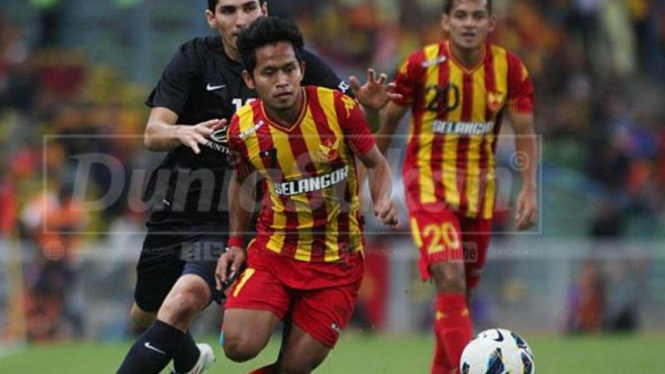 Pemain Selangor FA, Andik Vermansyah, saat hadapi JDT