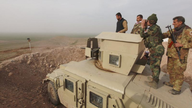 Pasukan Peshmerga di luar kota Mosul.