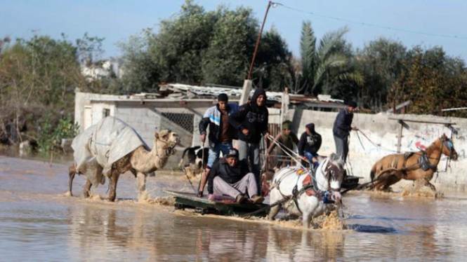 Warga Palestina mengungsi akibat banjir setelah Israel buka bendungan.