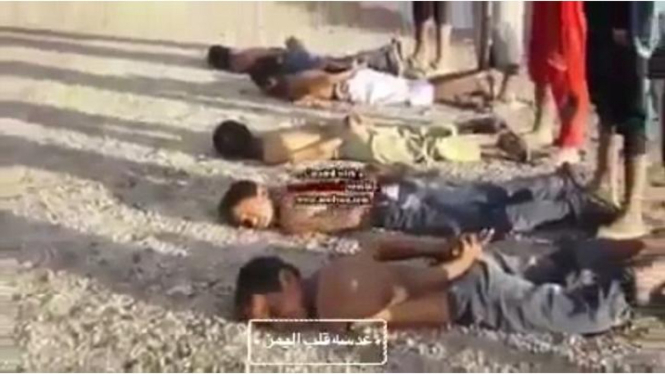 Anak-anak di Yaman berpura-pura mati, meniru gaya eksekusi ISIS.