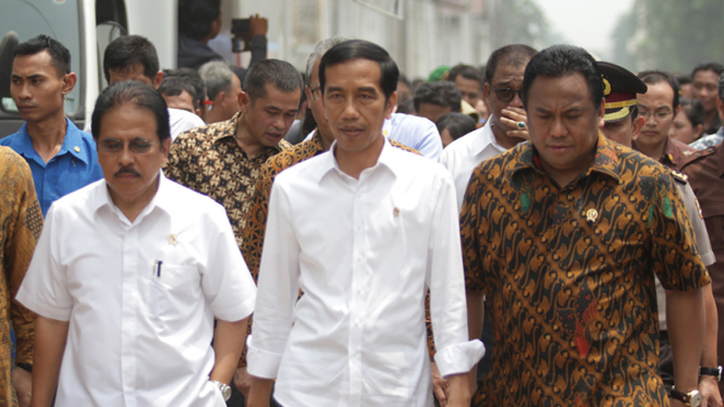 Presiden Jokowi Tinjau Gudang Bulok