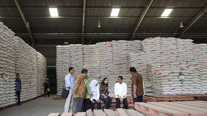 Presiden Jokowi Tinjau Gudang Bulok