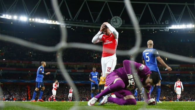 Pemain Arsenal, Olivier Giroud (12) kecewa gagal mencetak gol