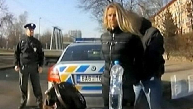 Muellerova saat digelandang polisi.