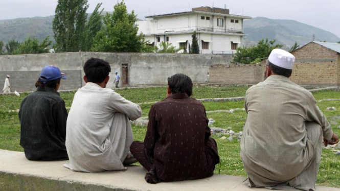 Warga melihat rumah persembunyian Osama bin Laden di Abbottabad, Pakistan.