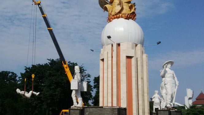 Pembongkaran patung 'Berhala' Jayandaru Sidoarjo, Jumat (27/2/2015)