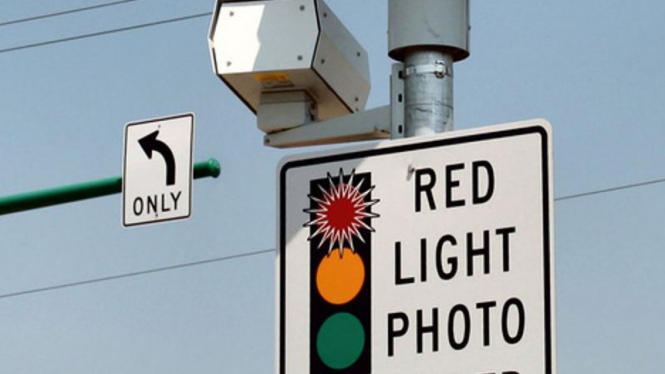 Kamera pengawas yang dipasang di lampu lalu lintas