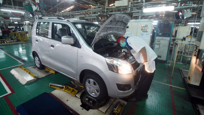 Seorang pekerja memeriksa mesin mobil sebelum di pasarkan di sebuah pabrik mobil di Bekasi, Jawa Barat, beberapa waktu lalu.