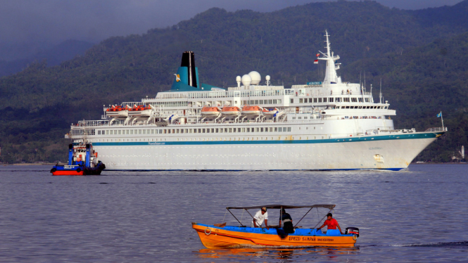 Kapal Pesiar Albatros Singgahi Ambon