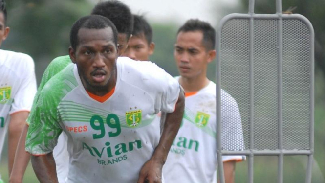 Eric Djemba-Djemba dalam sesi latihan Persebaya Surabaya