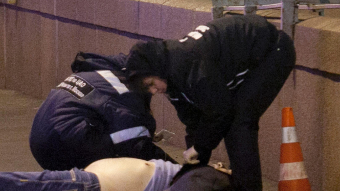 Polisi Rusia memeriksa jenazah Boris Nemtzov korban penembakan