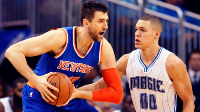 Pemain New York Knicks, Andrea Bargnani (kiri) di pertandingan NBA