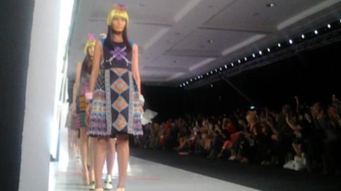 Sulaman Borneo ramaikan Indonesia Fashion Week 2015. 