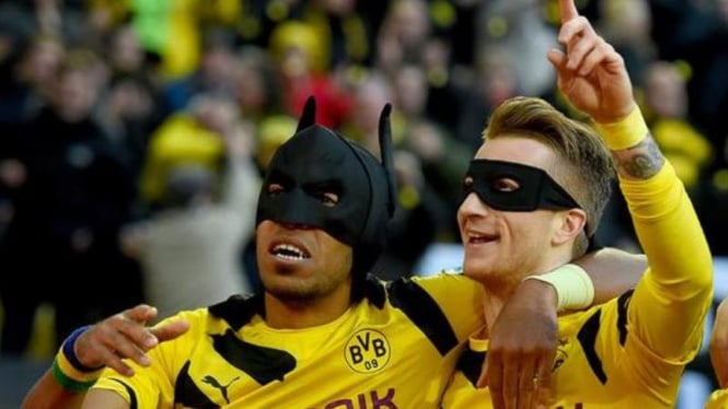Selebrasi Batman dan Robin pemain Borussia Dortmund