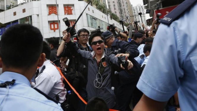 Polisi Hong Kong bentrok dengan pemrotes, Minggu, 1 Maret 2015