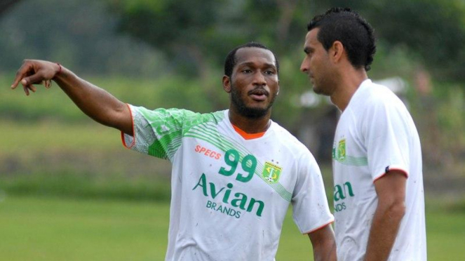 Pemain Bhayangkara FC,  Otavio Dutra (kanan).