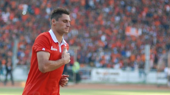 Penyerang Persija Jakarta, Yevgeni Kabaev, usai cetak gol.