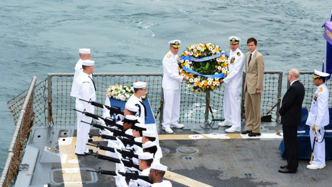 Kapal Perang USA Tabur Bunga di Selat Sunda