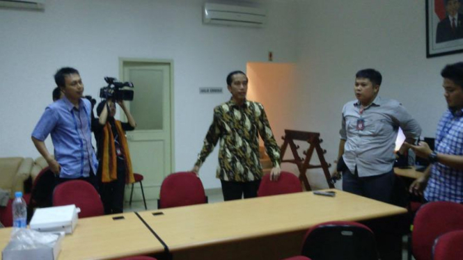 Jokowi Tiba-tiba Datang ke Ruang Wartawan Istana