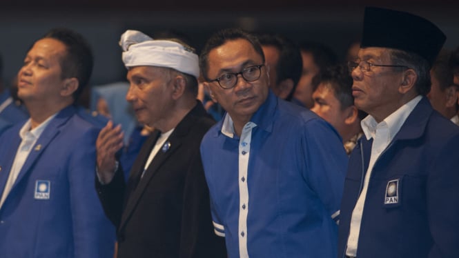 Ketua Umum PAN Zulkifli Hasan bersama Amien Rais, AM Fatwa dan Soetrisno Bachir dalam penutupan Kongres IV PAN.