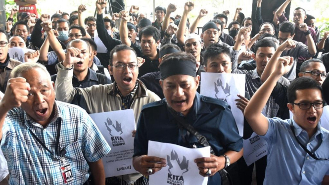 Aksi unjuk rasa para pegawai KPK di depan kantor mereka. 