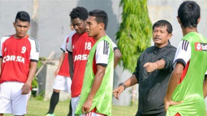 Pelatih Balu United Pusam, Indra Sjafri (hitam)