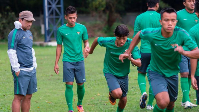 Pelatih tim nasional Indonesia U-23, Aji Santoso (kiri)