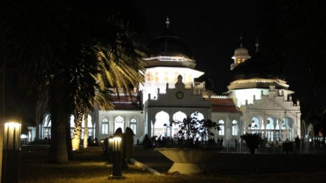 Masjid Raya Baiturrahman, Banda Aceh, saat malam hari.