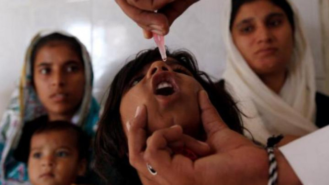 Seorang anak di Pakistan mendapat vaksin polio.