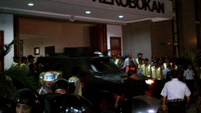 Polisi saat membawa geng Bali Nine dari LP Kerobokan, Rabu (4/3/2015)