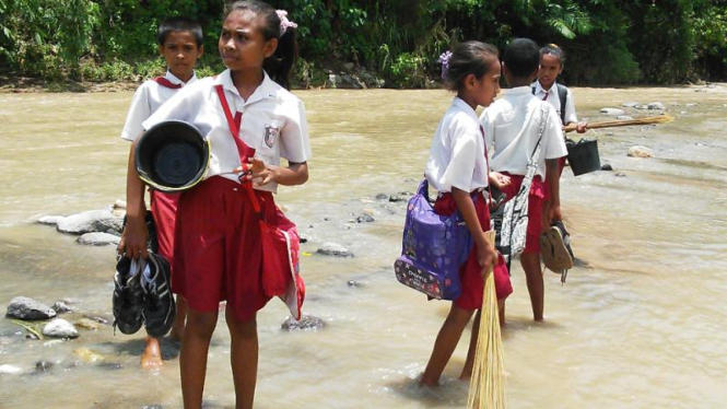 Siswa SD di Sikka NTT setiap hari menyebrang sungai, Rabu (4/3/2015)