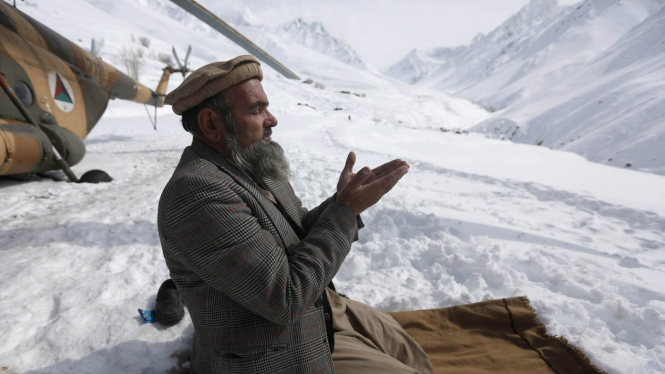 Warga Afghanistan sedang berdoa.