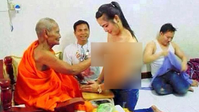 Biksu Buddha dikecam karena menyentuh payudara wanita