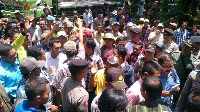 Unjuk rasa petani Malang menolak kehadiran PDAM, Rabu (4/3/2015)