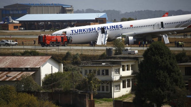 pesawat turkish airlines tergelincir di kathmandu