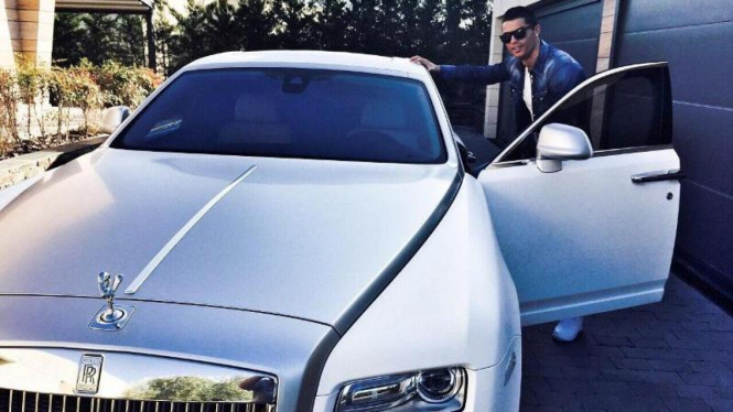 Ronaldo bersama Rolls-Royce Ghost miliknya.