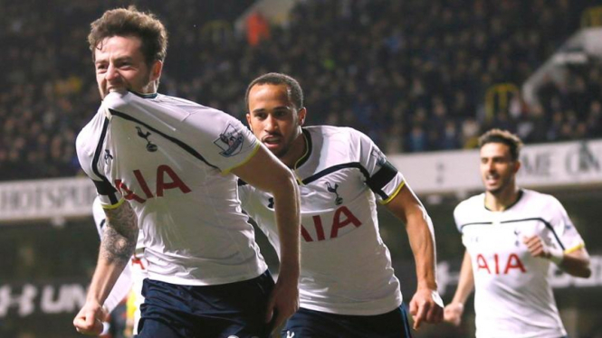 Pemain Tottenham Hotspur merayakan gol Ryan Mason.