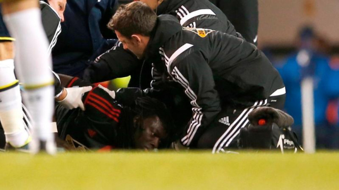 Penyerang Swansea City, Bafetimbi Gomis, pingsan di White Hart Lane.