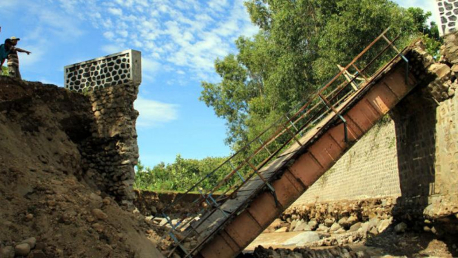 Jembatan Baru Tiga Tahun Ambruk Dihantam Banjir di Madiun