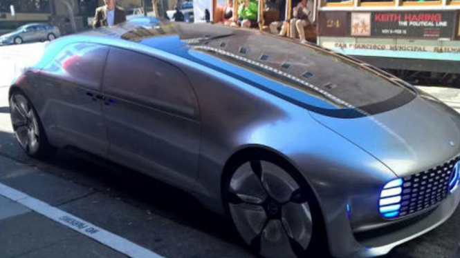 Mobil autonomous Mercy yang terparkir di sisi jalan.