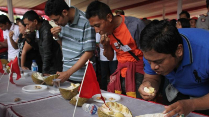 Lomba makan durian di Semarang.